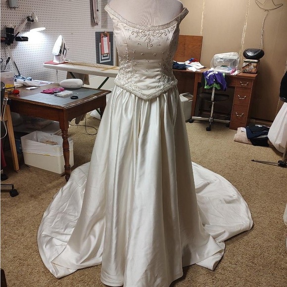 Wedding Dress - Picture 2 of 9